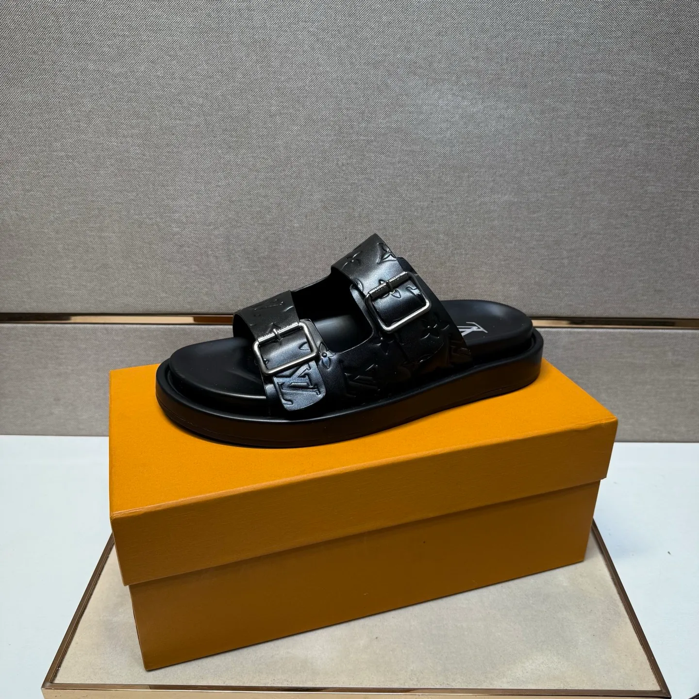 ⬛️Men's shoes 💰p400 [LV～] Men's casual slippers 2025z cabinet sales simultaneously 🔶Size: 39-44#️⃣ 🔷2 colors🔜The upper is made of cowhide stitching➕Genuine leather lining, comfortable and breathable, sole: original comfortable and wear-resistant outsole, ⚠️Real 📱Photographed🎬The real thing is better📢📢📢